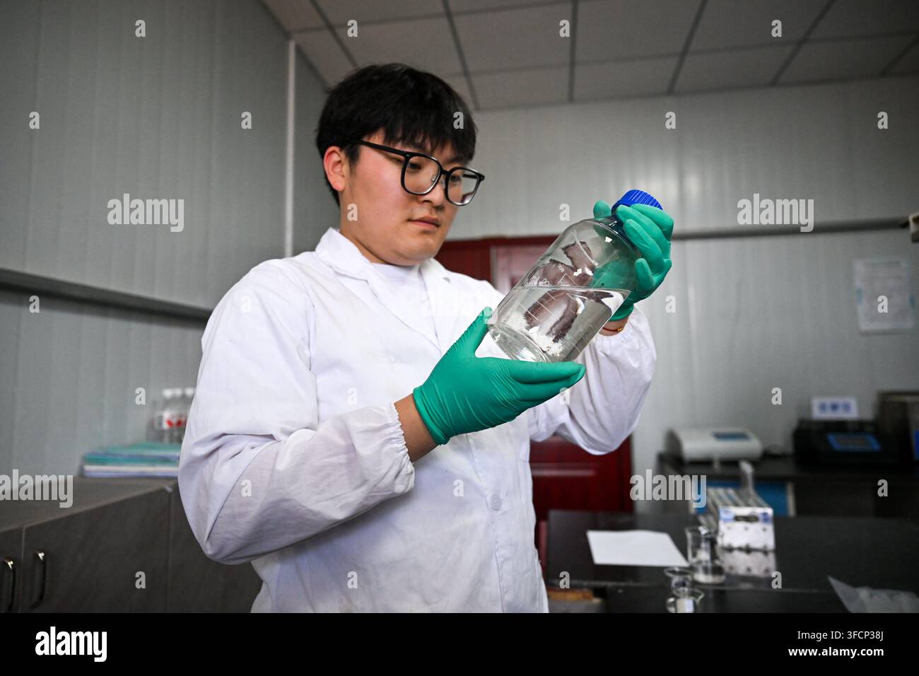 (260828) -- HULUN BUIR, 28 août 2026 (Xinhua) -- Un étudiant diplômé de l'Université agricole de la Mongolie intérieure vérifie une bouteille d'échantillon d'eau à la Station d'étalonnage et de recherche de l'écosystème des zones humides du lac Ulan Suhai dans le bannière avant d'Urad de Bayannur, dans la région autonome de la Mongolie intérieure, au nord de la Chine, le 31 mai 2026. Le lac Hulun, le lac Ulan Suhai et le lac Daihai sont trois grands lacs d'eau douce en Mongolie intérieure. Une fois affectés par des facteurs naturels et humains, les lacs ont souffert de la réduction des surfaces d'eau et de la détérioration de la qualité de l'eau. Des efforts de restauration écologique globaux récents Banque D'Images