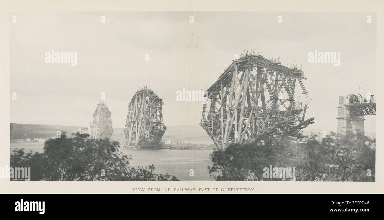 Vue depuis la voie ferrée nb à l'est de Queensferry, page, impression photomécanique, numéro : 'Plaque XXXI.', inscription : 'L'écoulement du temps depuis le, le pier en maçonnerie fait environ 240 pieds.', imprimeur (personne) : Photophane Company, Royaume-Uni, 1888-10, imprimeur (personne), papier, collotypie, impression légère, hauteur 640 mm x largeur 262 mm, chantier de construction, pont, matériaux de construction, Forth Bridge., Une scène large et en niveaux de gris montre de grandes structures de pont en acier s'élevant de l'eau, avec plusieurs trusses arquées massives et des échafaudages à différents stades d'assemblage s'étendant au milieu de l'image, une pierre haute Banque D'Images