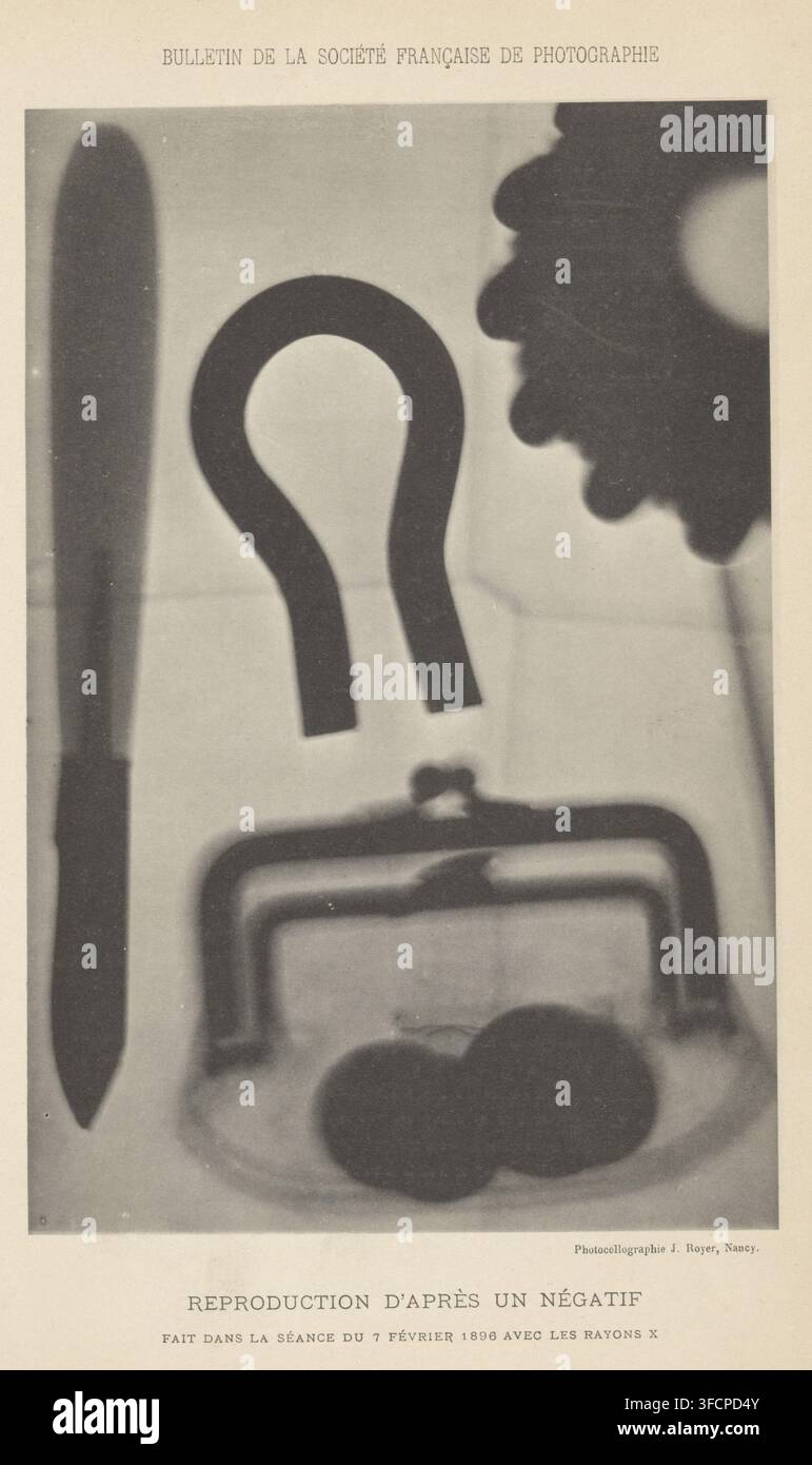 Radiographie (présumée) d'un portefeuille, page, impression photomécanique, inscription : 'Reproduction d'après un négatif, les rayons Royer, photographe, fabricant de clichés, Nancy, papier, collotypie, impression photographique, hauteur 181 mm x largeur 120 mm, examen radiographique, bourse, sac à monnaie., Une image verticale en niveaux de gris montrant des formes en silhouette sur un fond plus clair, comprenant une forme longue et étroite en forme de lame le long du bord gauche, un grand objet en forme de U près du centre, un profil en dents de scie en forme d'engrenage en haut à droite, un cadre rectangulaire aux coins arrondis et une fermoir près du centre inférieur, et deux cercles se chevauchant Banque D'Images