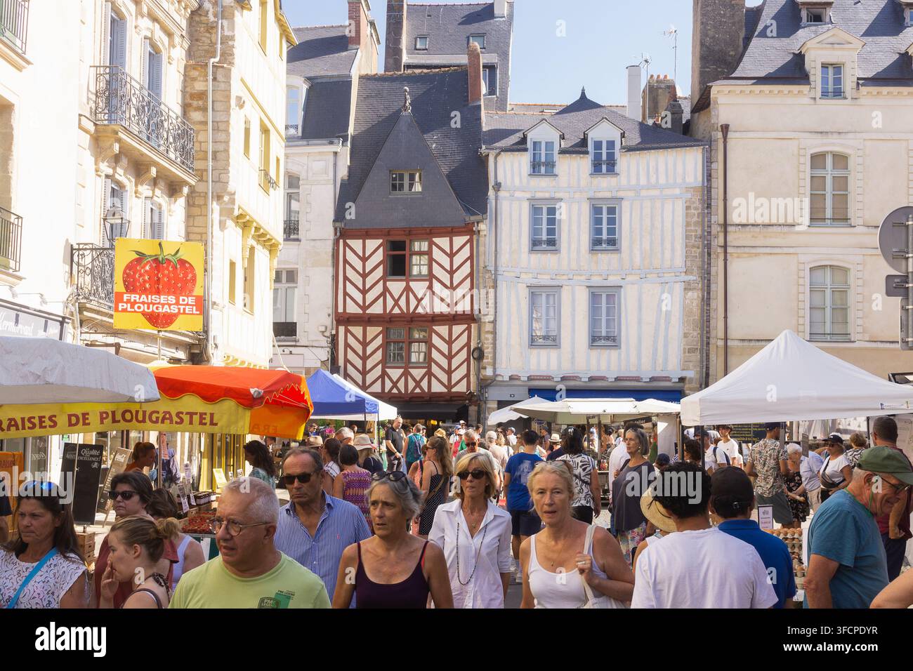 Les acheteurs se pressent sur le marché en plein air dans la vieille ville de Quimper, Finistère, Bretagne, France. Banque D'Images