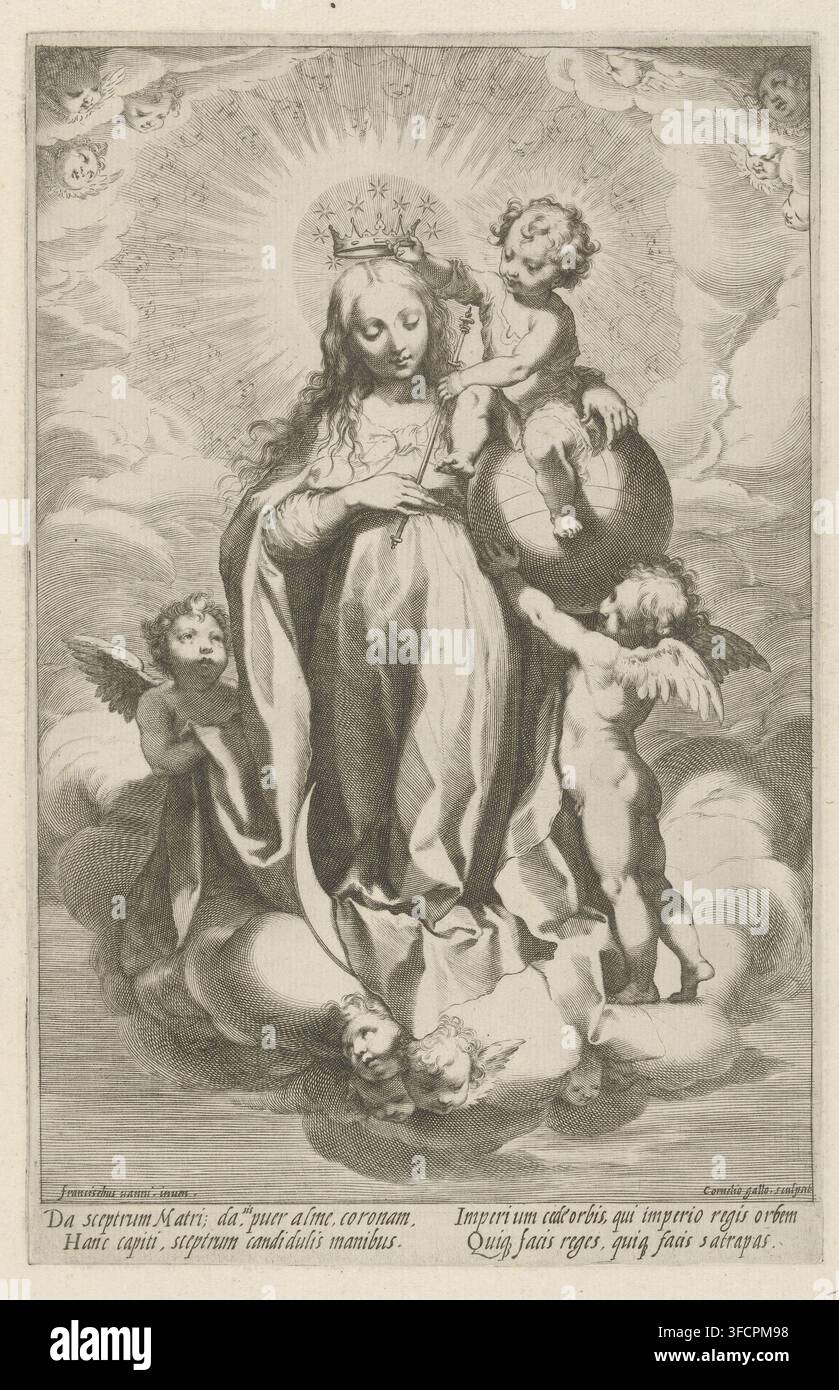 Couronnement de Marie, estampe, L'Enfant Jésus couronne Marie et lui remet un sceptre. Le Christ est assis sur un globe porté par un ange. Marie se tient sur un croissant de lune, sa tête est entourée d'une couronne de chérubins. En dessous de l'image, un vers latin., graveur : Cornelis Galle (I), d'après un dessin de Francesco Vanni, 1586 - c. 1612, papier, gravure, estampe, hauteur 288 mm x largeur 185 mm, l'Enfant Jésus couronnant Marie, représentations de la Madone., Une femme vêtue se tient sur un nuage avec une expression sereine et de longs cheveux ondulés, entourée d'une lumière rayonnante et d'un auréole. Un enfant chérubin est assis sur un globe à côté d'elle, Banque D'Images
