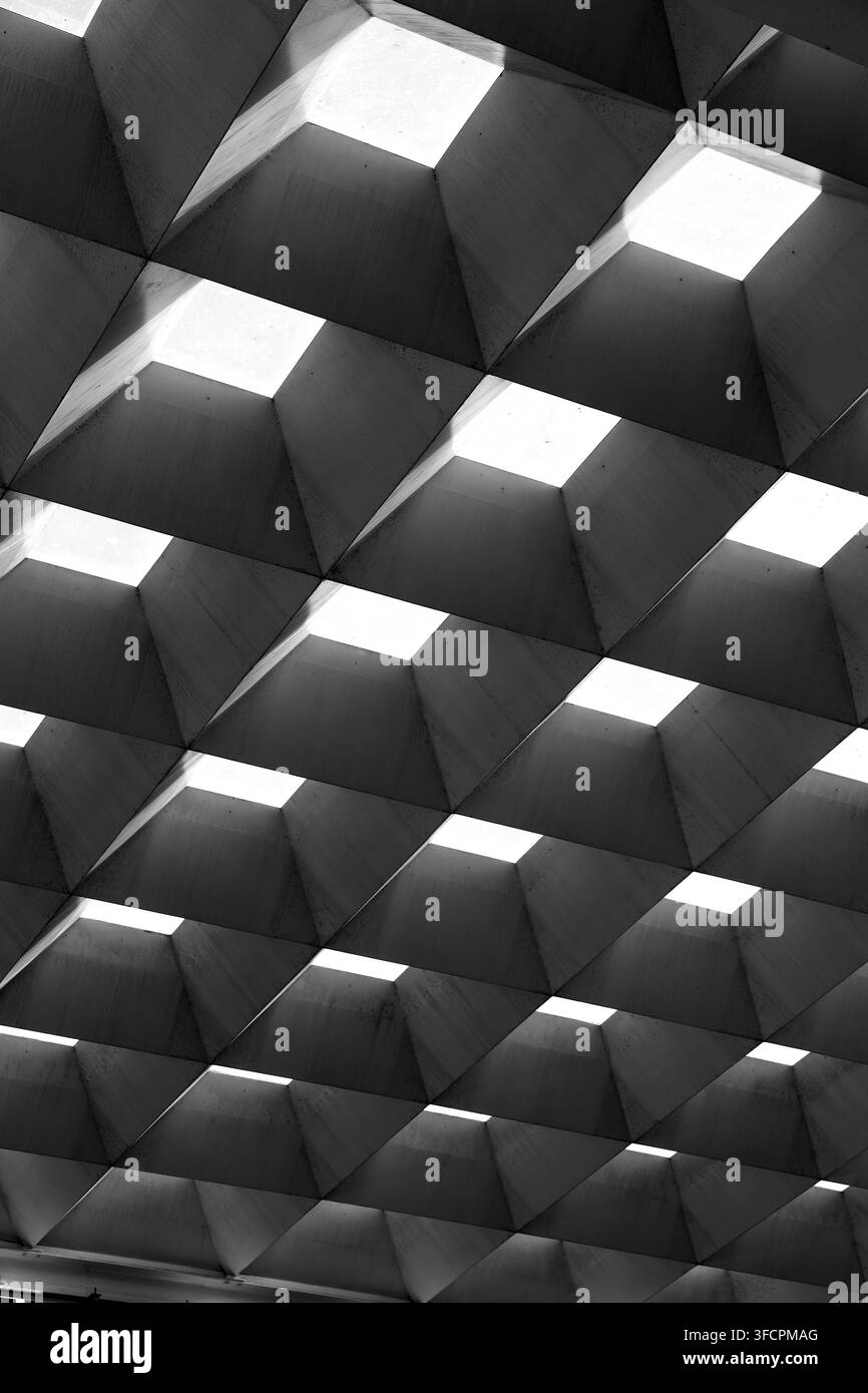 Vue inclinée d'un plafond en béton brutaliste géométrique Banque D'Images
