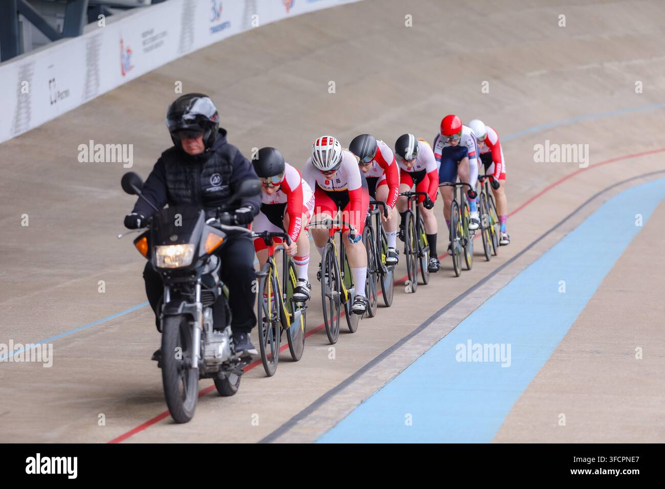 Équipe de cyclistes professionnels s'entraînant sur un vélodrome Banque D'Images