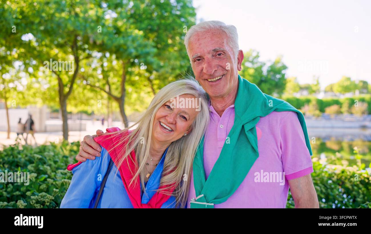 Couple de personnes âgées souriant en plein air montrant l'amour et le bonheur Banque D'Images