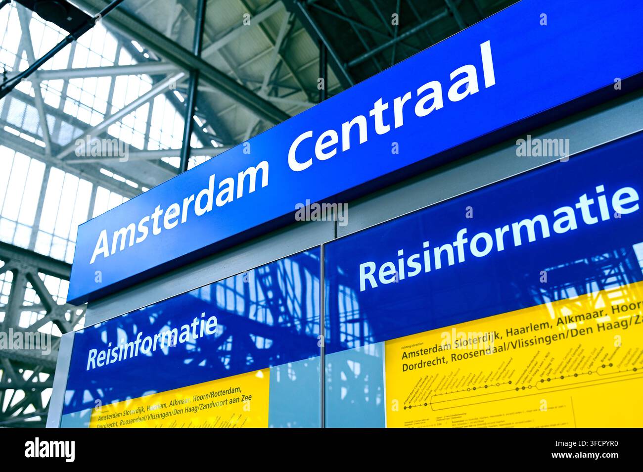 AMSTERDAM - 25 MARS : Panneau d'information avec l'horaire des trains sur le quai de la gare centrale d'Amsterdam le 25 mars 2026, Pays-Bas Banque D'Images
