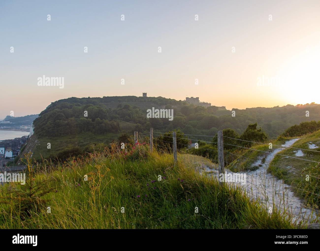 Une bifurcation sur le chemin des falaises blanches de Douvres avec vue sur le château et le port, Kent, Angleterre sous le soleil couchant bas Banque D'Images
