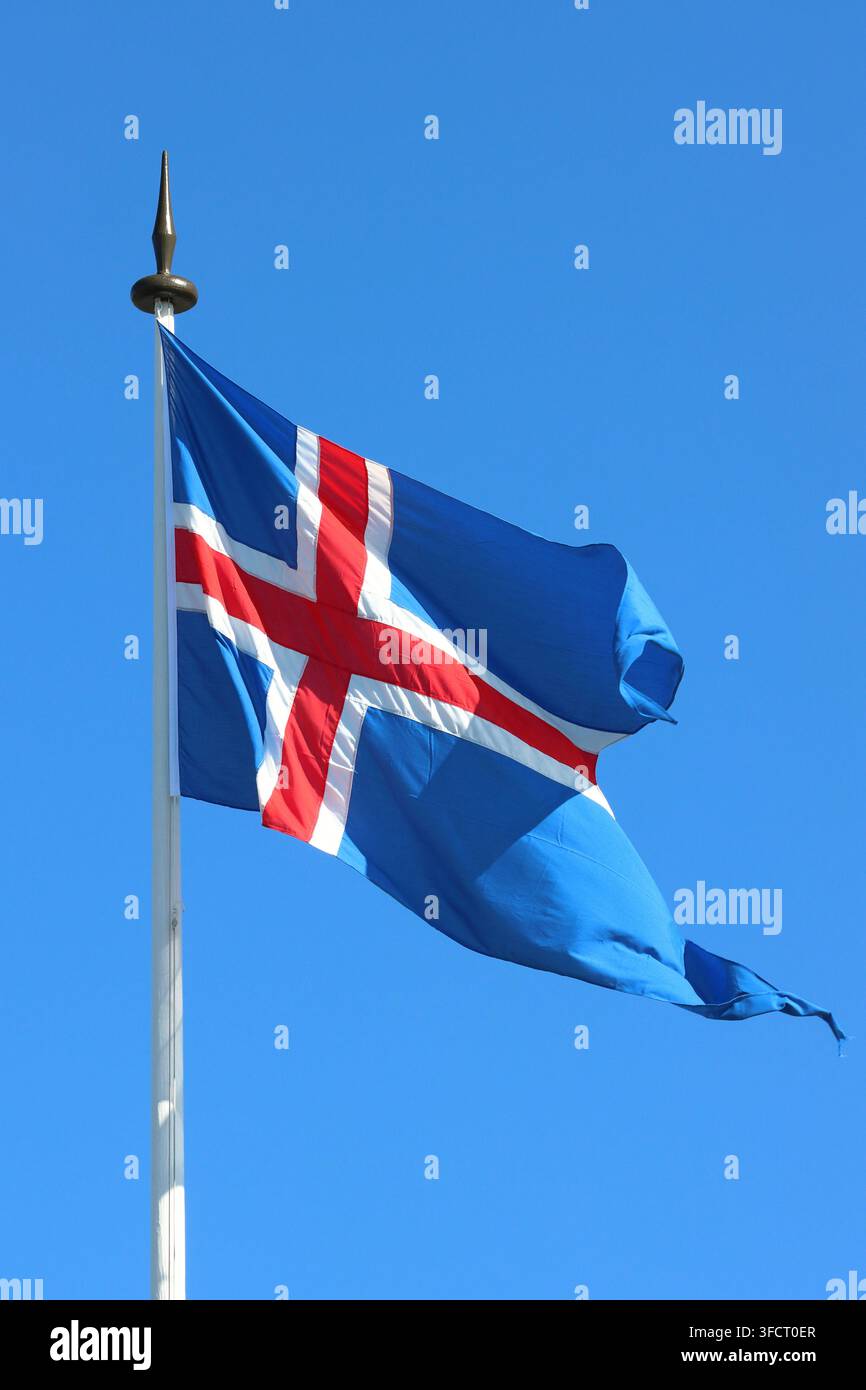 Drapeau de l'Islande sur un mât à Reykjavík, Islande Banque D'Images