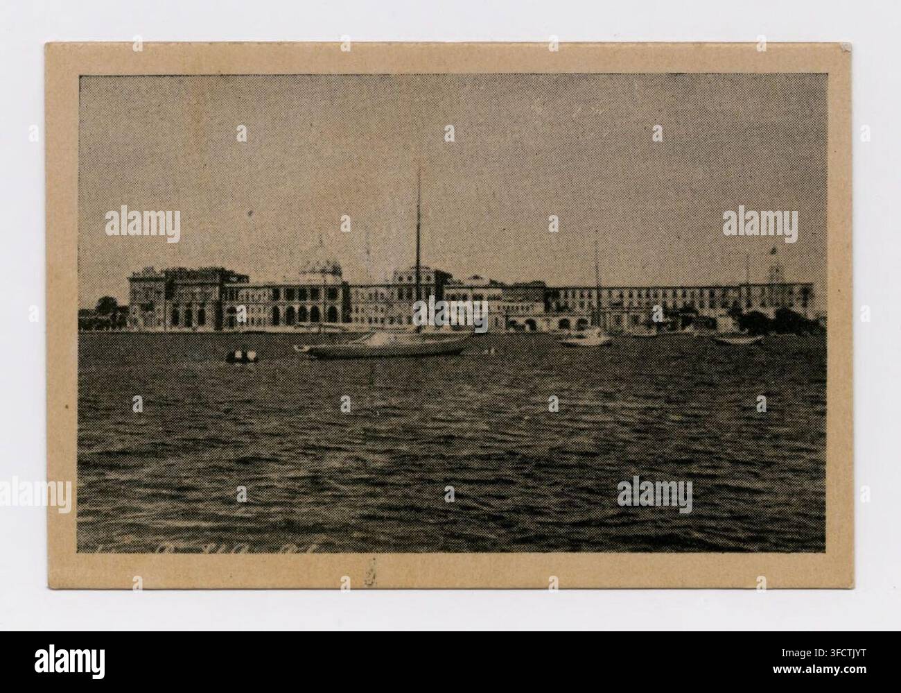Le palais de Ras al-Tin, un grand bâtiment le long du front de mer à Alexandrie, en Égypte, avec des bateaux au premier plan. Banque D'Images