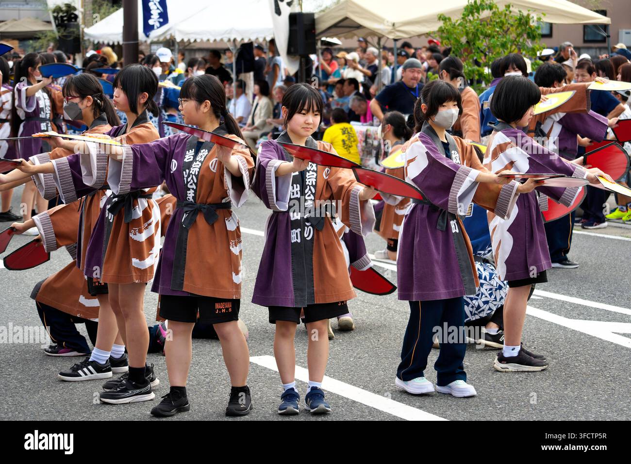 14 septembre 2025, Miyagi, Japon : des élèves japonais du collège interprétant une danse traditionnelle vêtus de happi lors du festival Masamune. Banque D'Images