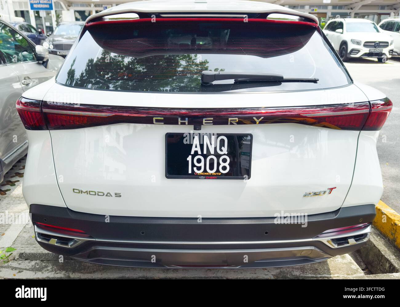 Arrière du SUV compact Chery Omoda 5 blanc arborant une plaque d'immatriculation malaisienne Banque D'Images
