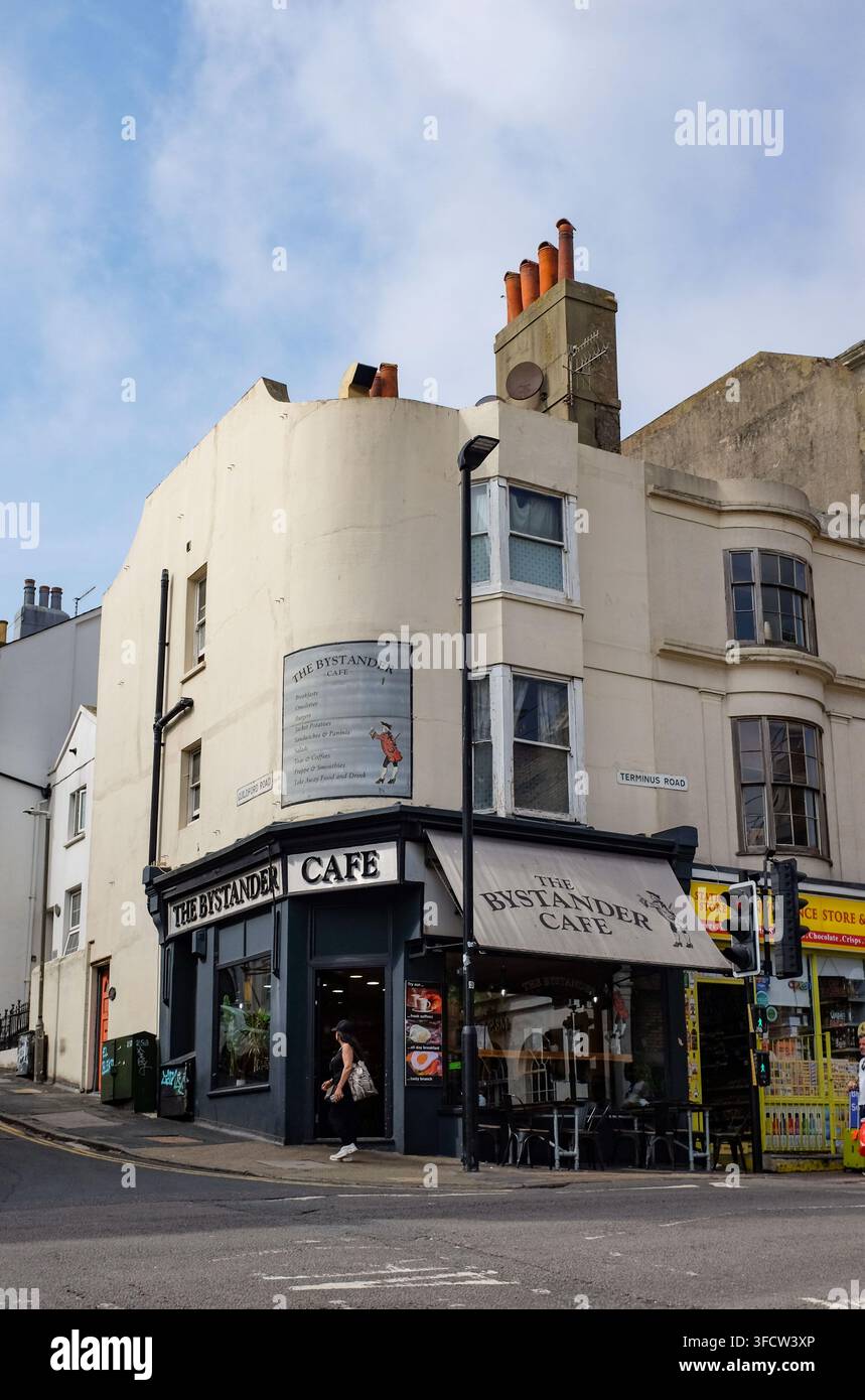 Brighton Street Views UK 2026 - Le célèbre café Bystander près de la gare de Brighton Banque D'Images