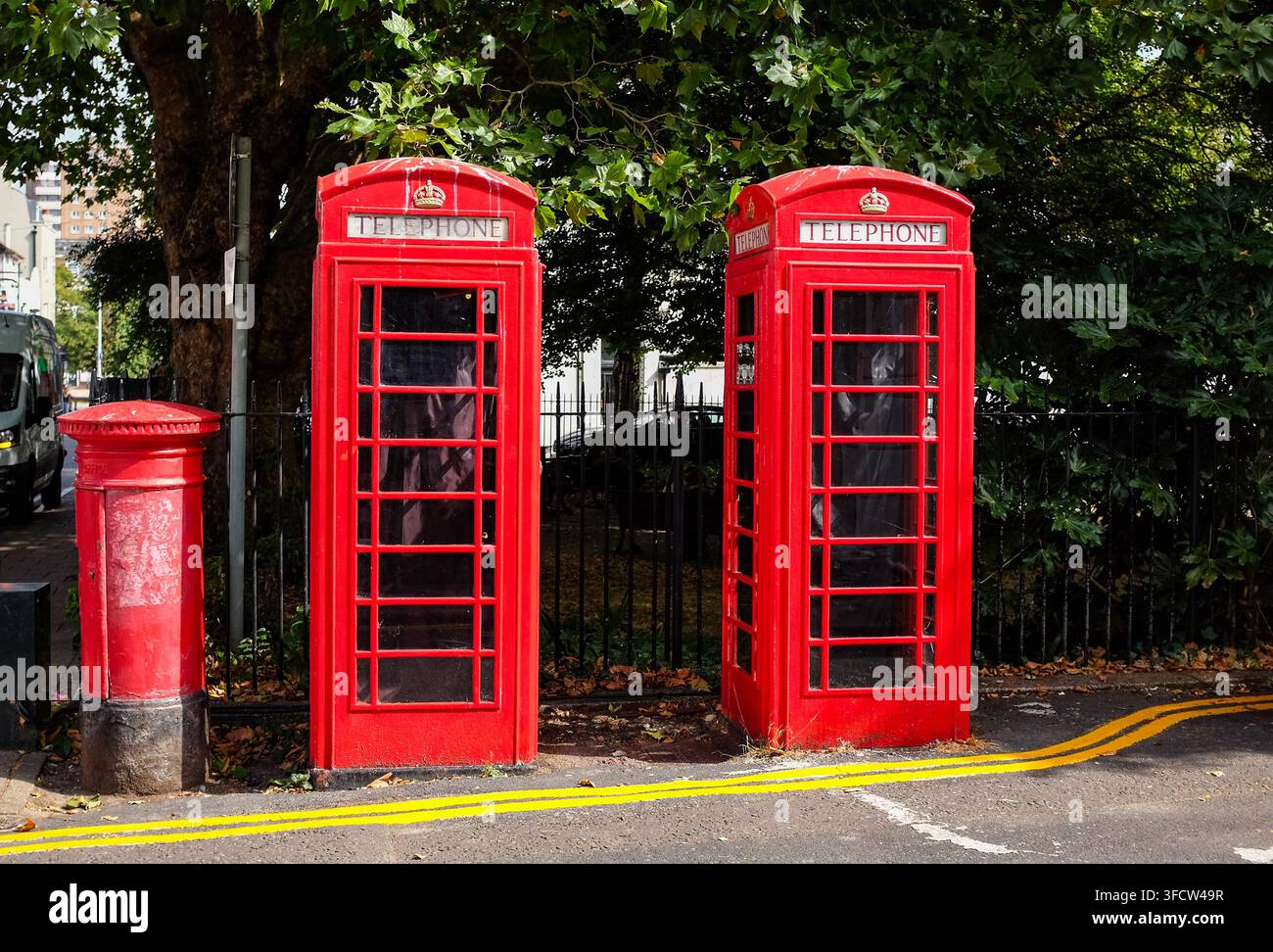 Brighton Street Views UK 2026 - Cabines téléphoniques rouges traditionnelles et boîte postale à Pelham Square Banque D'Images