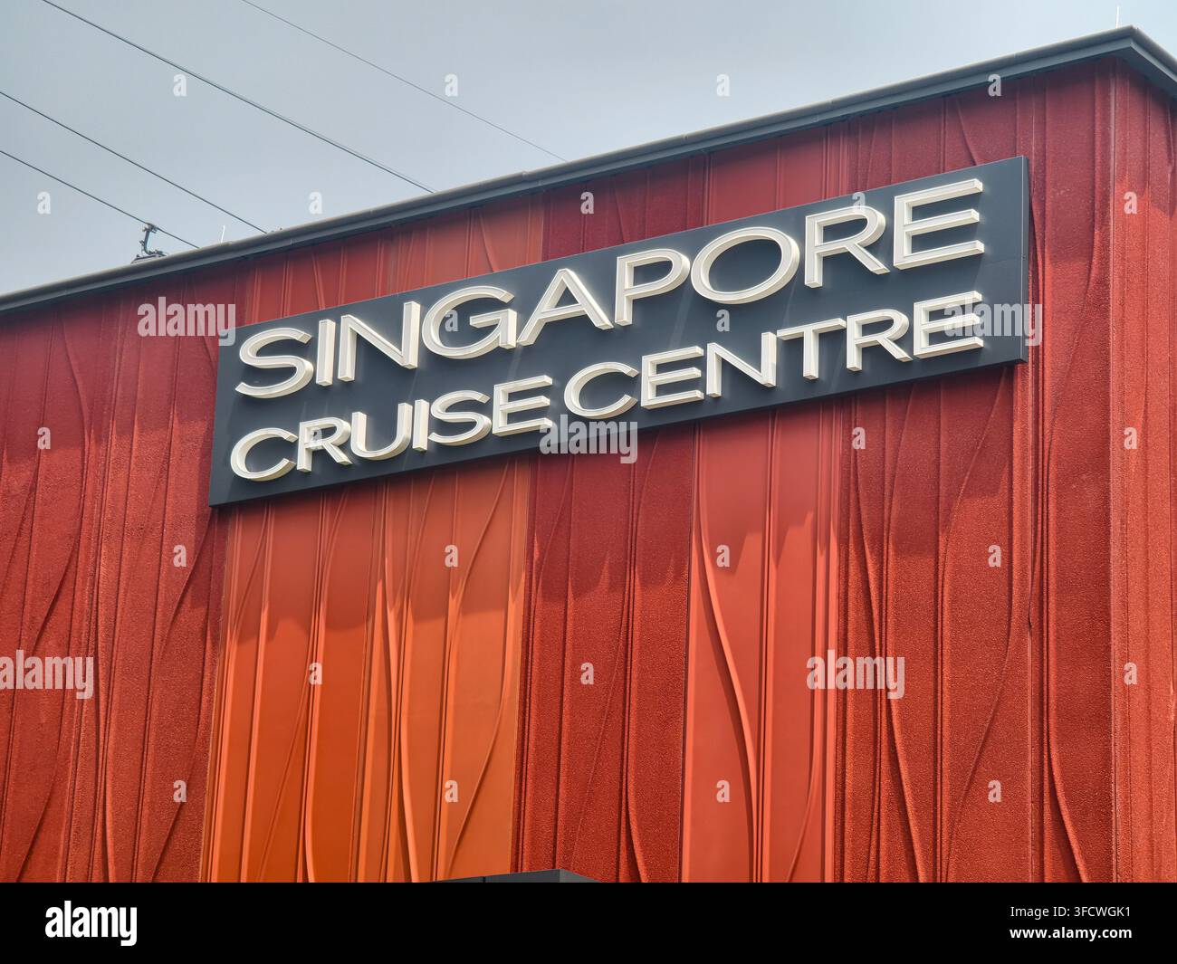 Le terminal du Singapore Cruise Centre à l'avenue 5 HarbourFront a ouvert ses portes en juillet 2026, avec une façade rouge moderne et des installations Banque D'Images