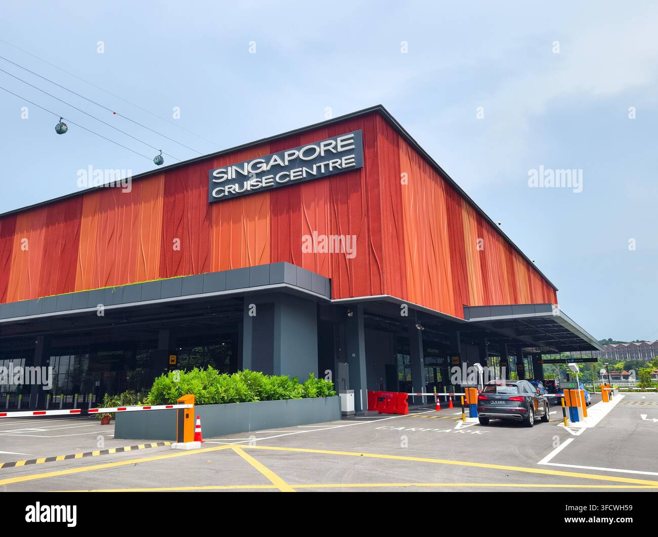 Le terminal du Singapore Cruise Centre à l'avenue 5 HarbourFront a ouvert ses portes en juillet 2026, avec une façade rouge moderne et des installations Banque D'Images