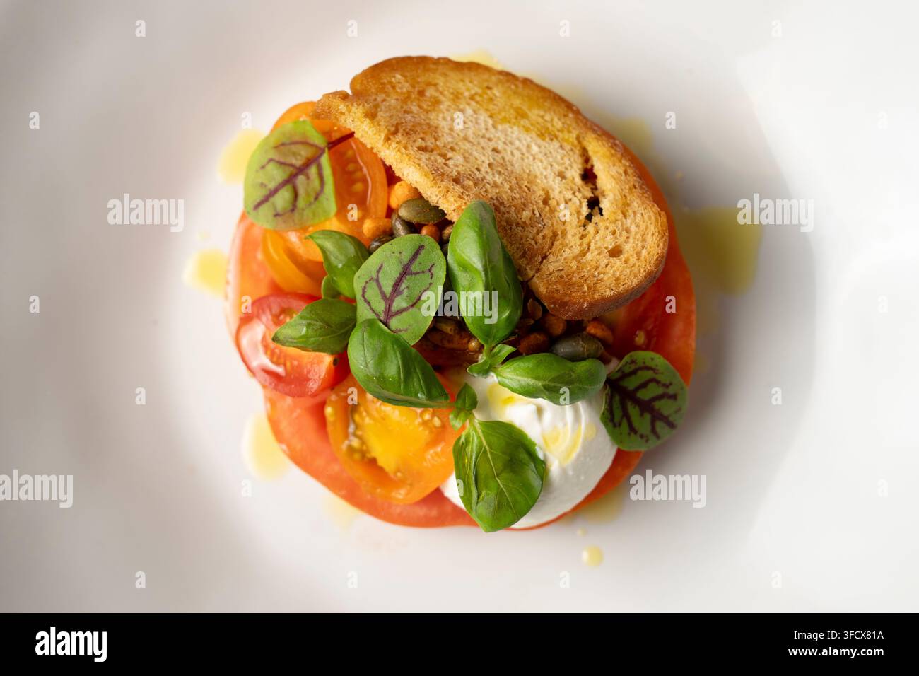 Salade de tomates, basilic et burrata - plat servi dans un restaurant Banque D'Images