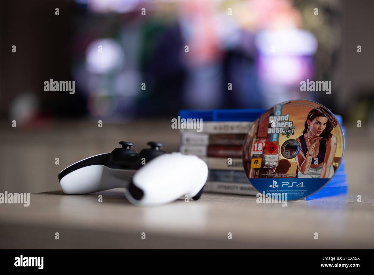BRECHT, BELGIQUE – 28 août 2026 : Portrait rapproché d'une pile de jeux Playstation PS5, d'une manette, d'un disque de jeu physique et d'un écran d'accueil flou Banque D'Images