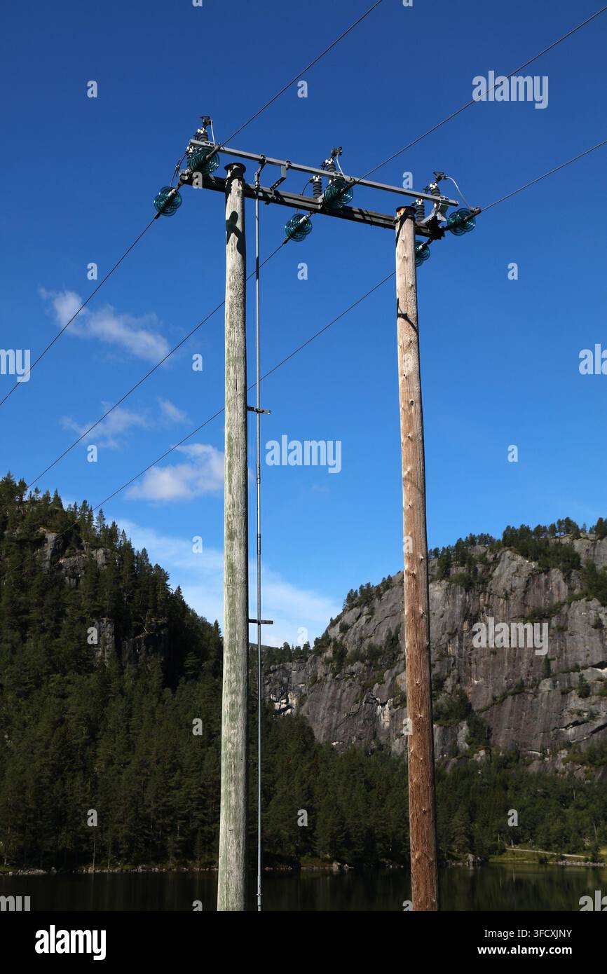 Réseau électrique en Norvège. Poteau électrique en bois avec isolants en verre. Banque D'Images