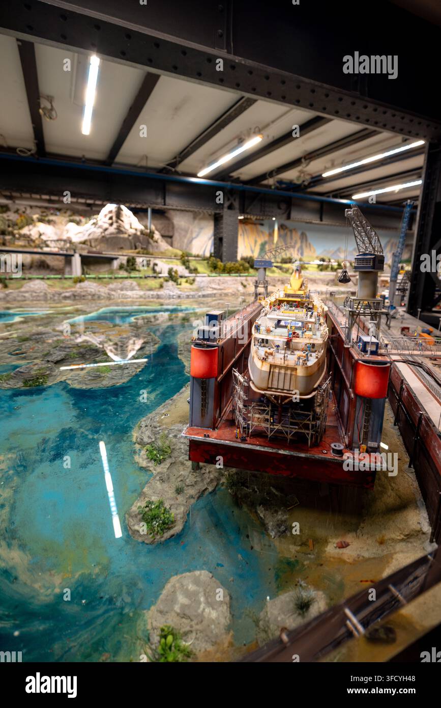 Des navires miniatures détaillés, des ports et des infrastructures maritimes exposés au Miniatur Wunderland. Banque D'Images
