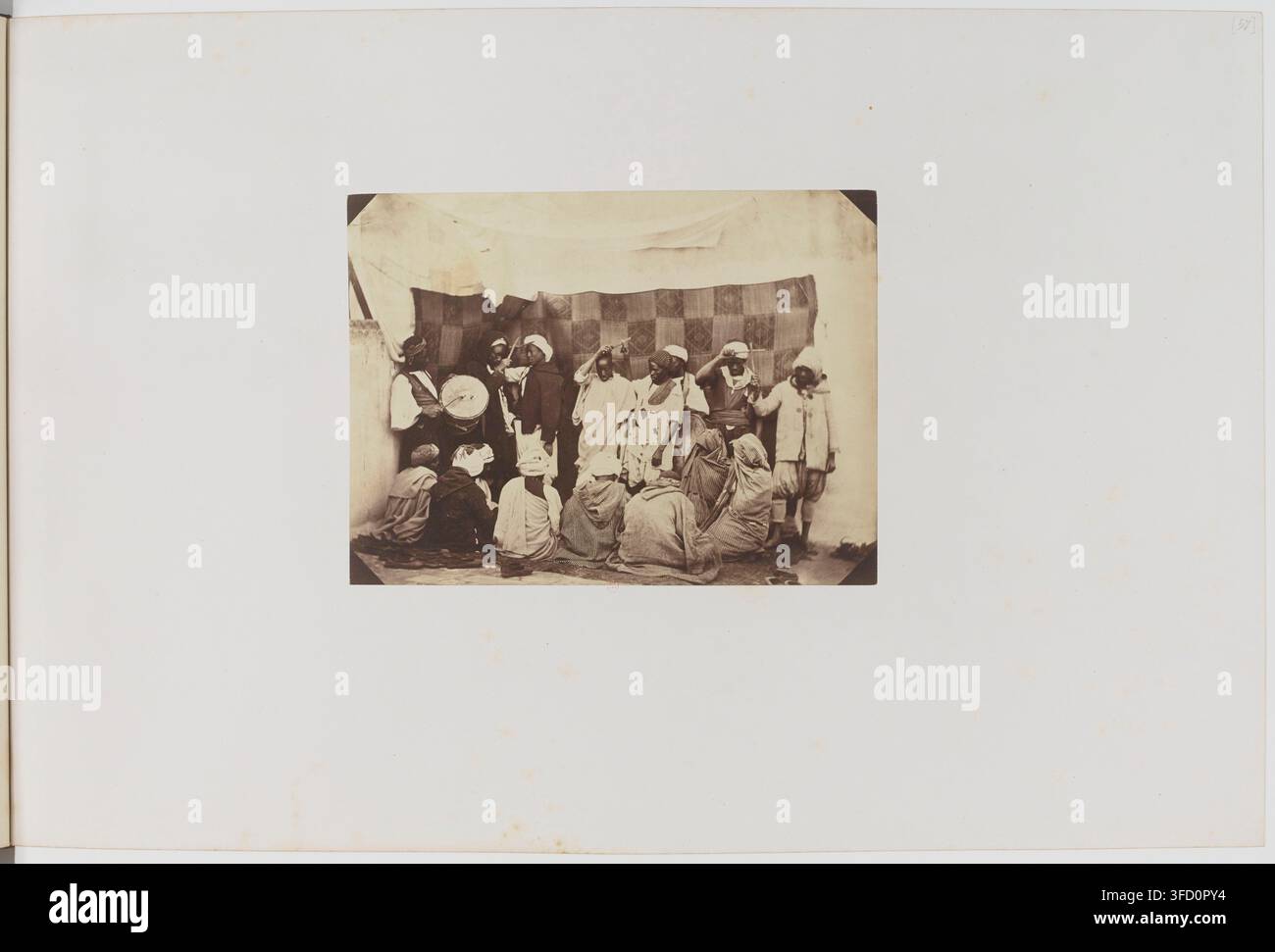 Un groupe de personnes sous une structure semblable à une tente, dans une photographie de Félix-Jacques-Antoine Moulin, un photographe français, prise dans la province d'Alger, en Algérie, entre 1856 et 1857. Banque D'Images