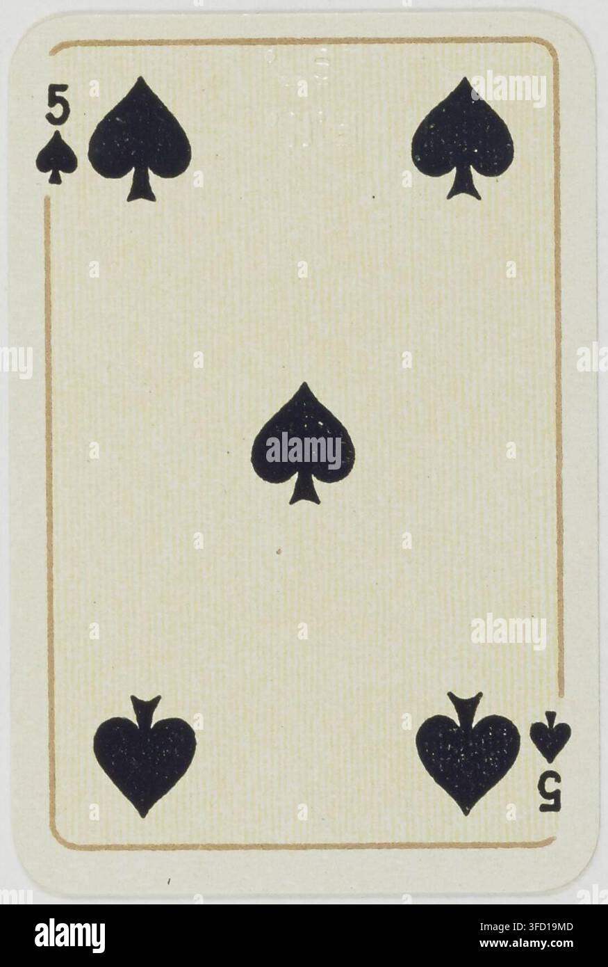Une carte à jouer cinq de pique avec quatre symboles de pique en motif losange, tirée d'un jeu de cartes françaises portant des paysages allemands sur les as, gravée en 1900. Banque D'Images