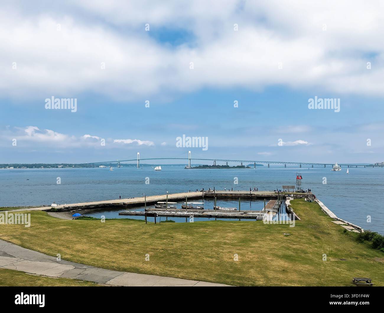 Newport, Rhode Island, États-Unis - 28 juin 2026 : Fort Adams. Pointe nord de la péninsule. Claiborne Pell, ou le pont de Newport, sur la baie de Narragansett, li Banque D'Images