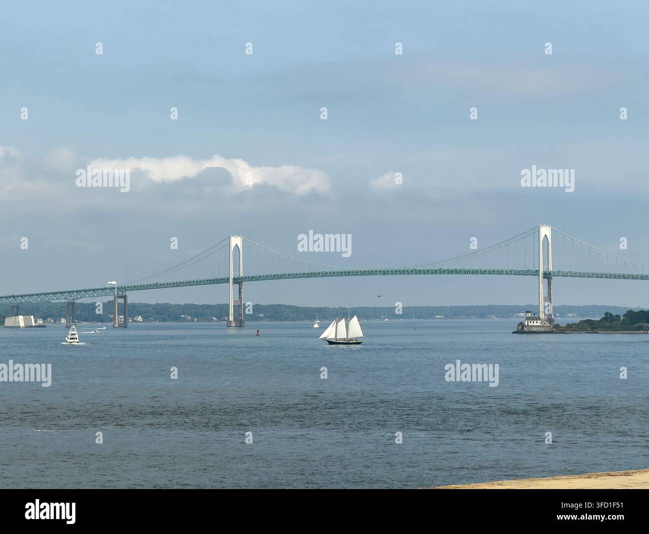 Newport, Rhode Island, États-Unis - 28 juin 2026 : Fort Adams. Claiborne Pell, ou le pont de Newport, sur la baie de Narragansett, reliant Jamestown sur Conanicu Banque D'Images