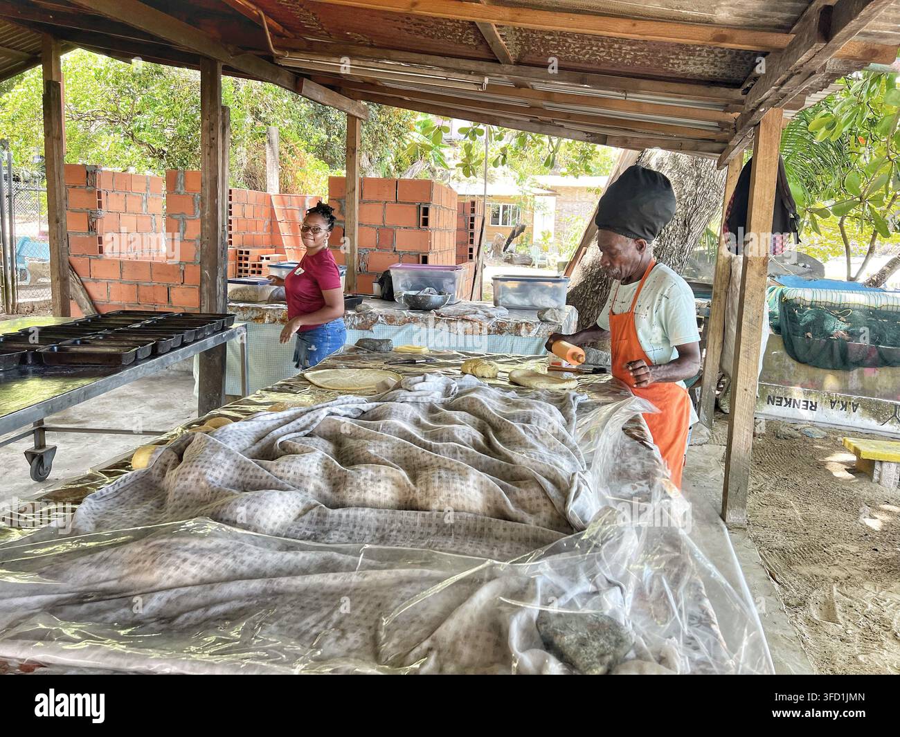 Fabrication traditionnelle de pain au four en terre cuite sur la plage de Castara à Tobago, Antilles Banque D'Images