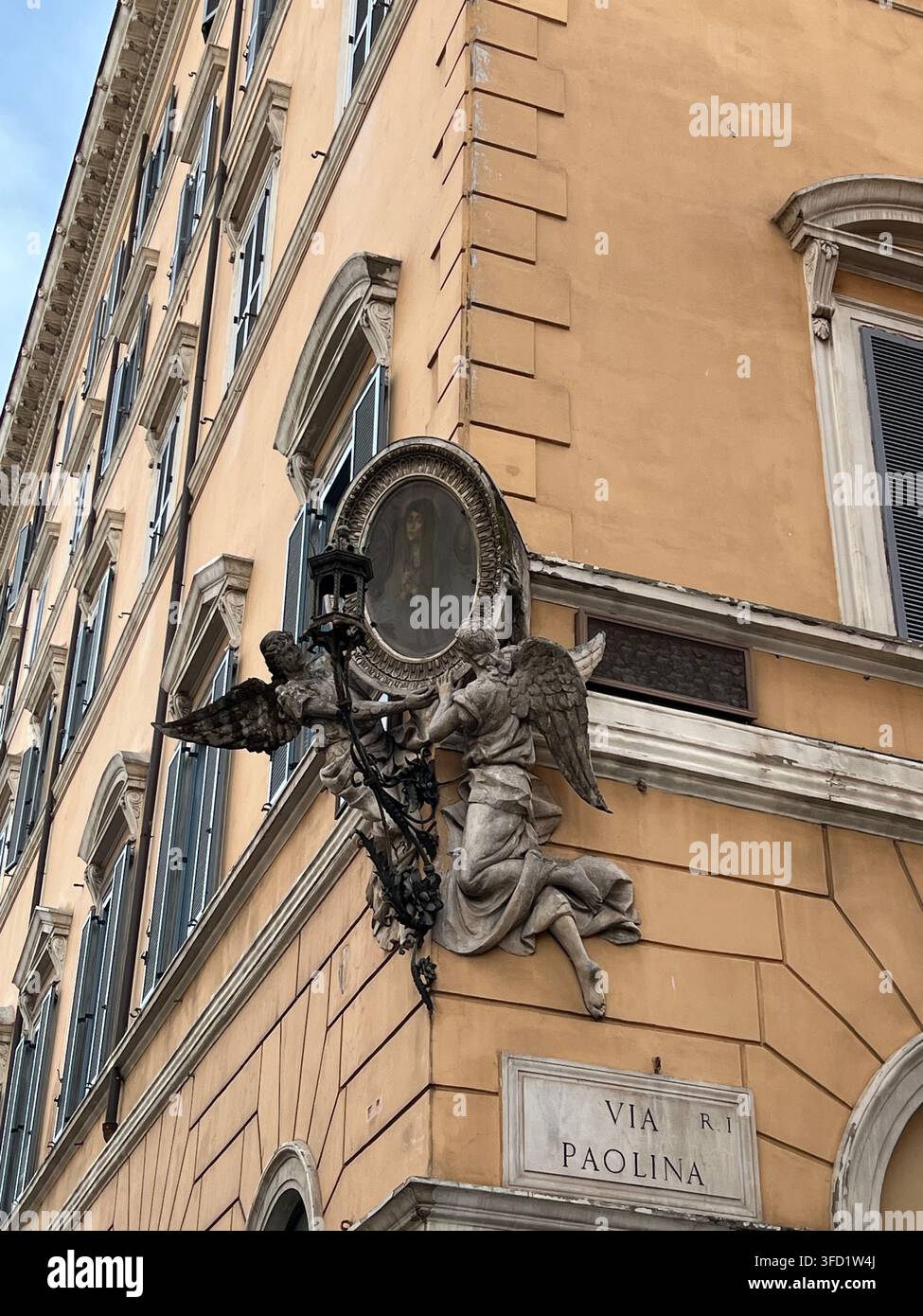 Autel de rue Madonna della Pietà avec des anges sculptés au coin de la Via Liberiana et de la Via Paolina à Rome, Italie - Image de stock capturée avec un smartphone