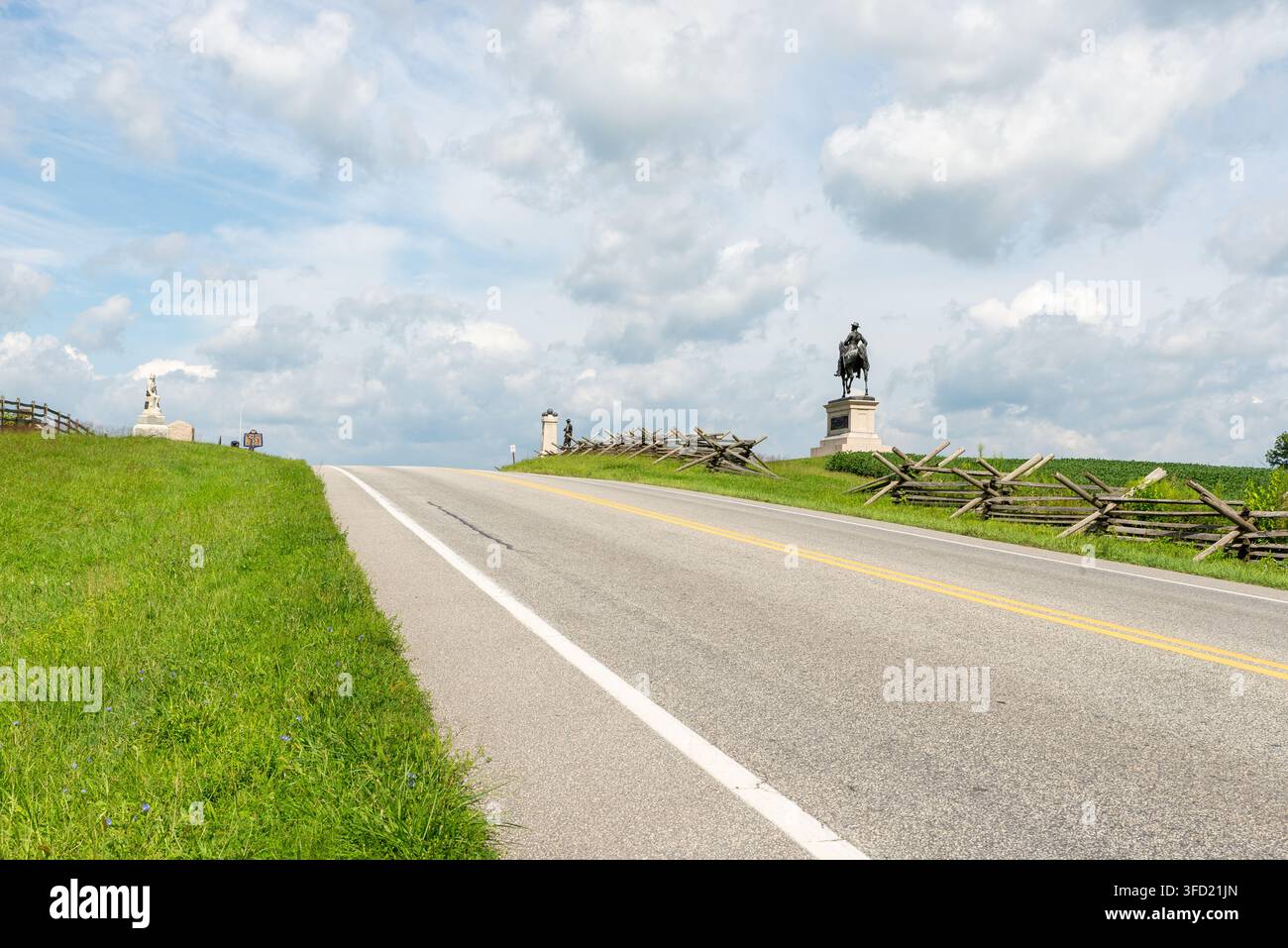 Historique Lincoln Highway traversant le parc national militaire de Gettysburg, avec le monument équestre de John Reynolds visible le long du champ de bataille Banque D'Images