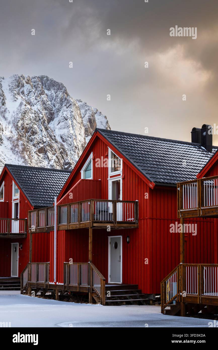 Rorbuer au lever du soleil en hiver à Vagan. Svolvaer, Vagan, Austagoy, Nordland, Lofoten, Norvège, Europe du Nord Banque D'Images