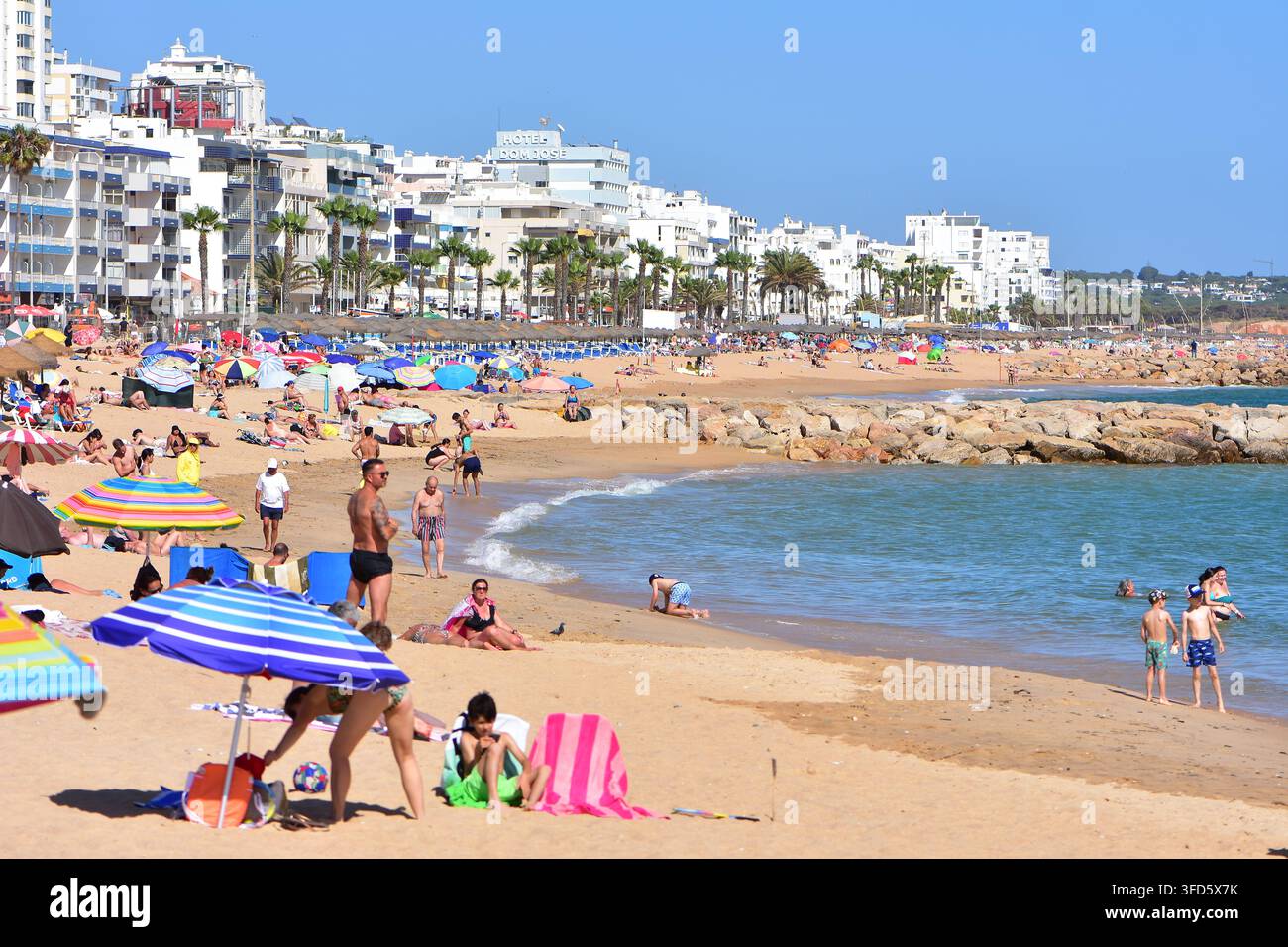 Praia de Quarteira est une longue plage urbaine de sable doré située dans la ville côtière de Quarteira dans la région de l'Algarve, au sud du Portugal. Banque D'Images