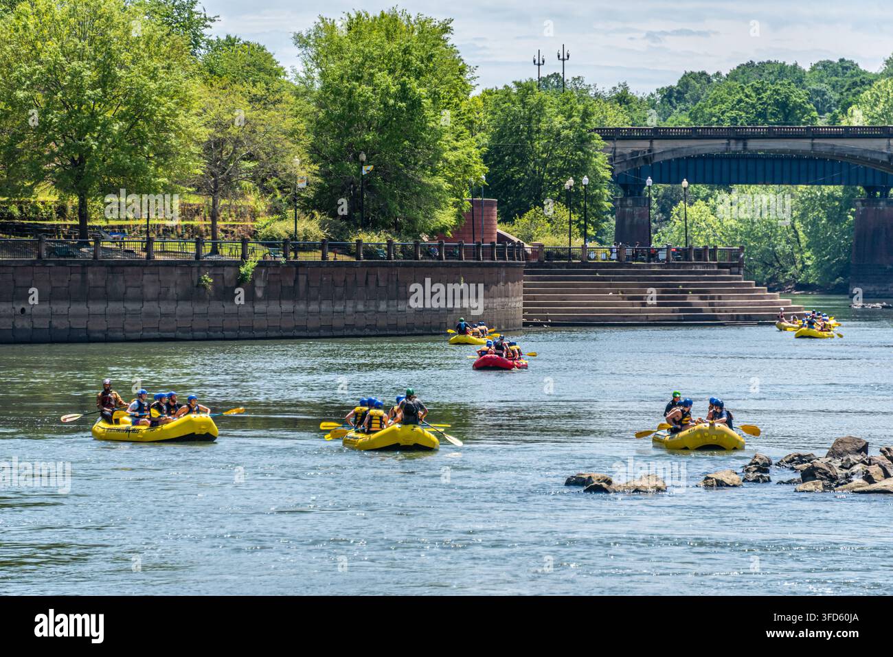 Équipes de rafting en eau vive dans les eaux plus calmes en aval des rapides de la rivière Chattahoochee entre Columbus, Géorgie, et Phenix City, Alabama. (États-Unis) Banque D'Images