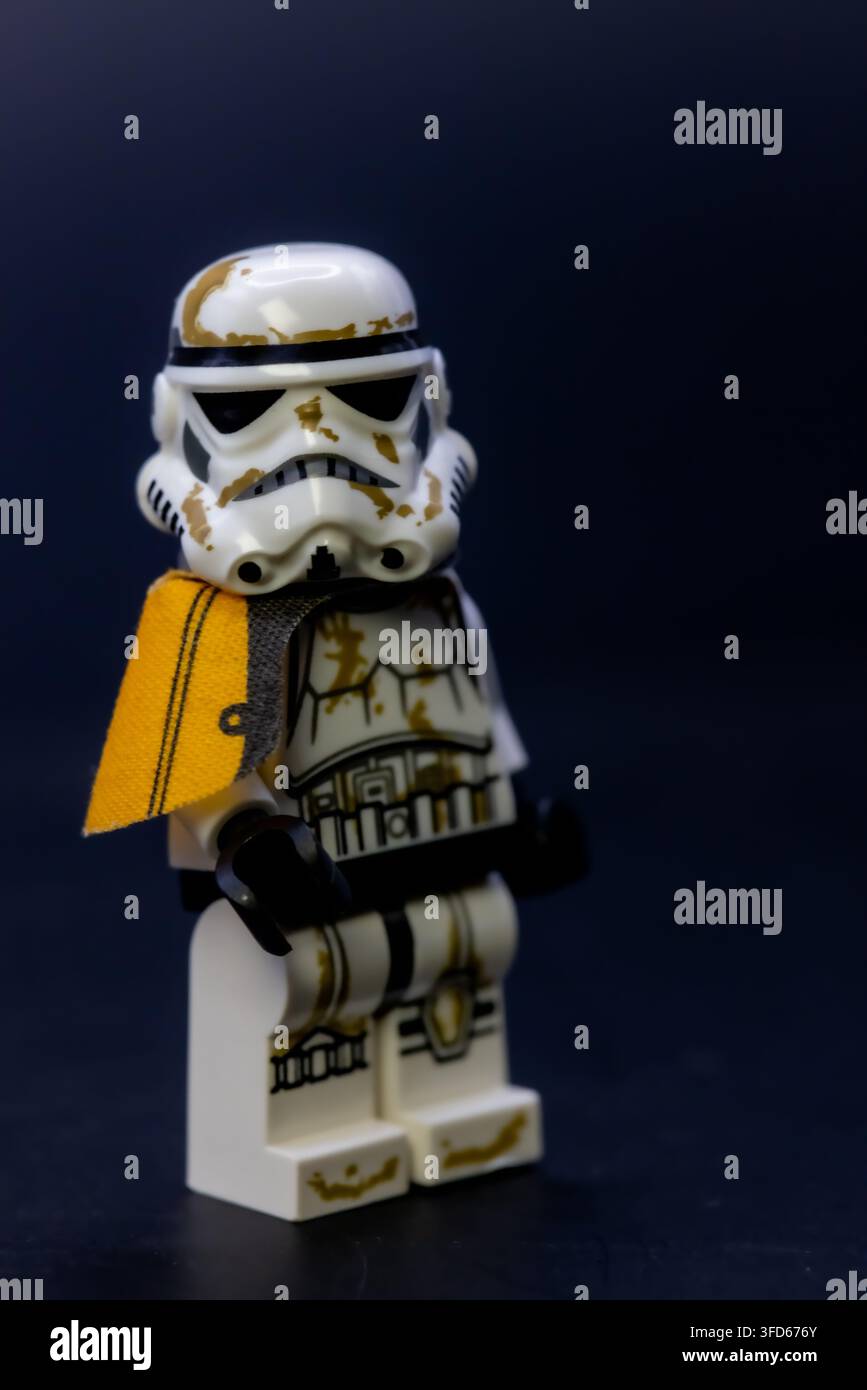 Minifigur de stormtrooper LEGO sur fond sombre, éclairage dramatique, gros plan de l'armure blanche, détail du personnage jouet. Banque D'Images