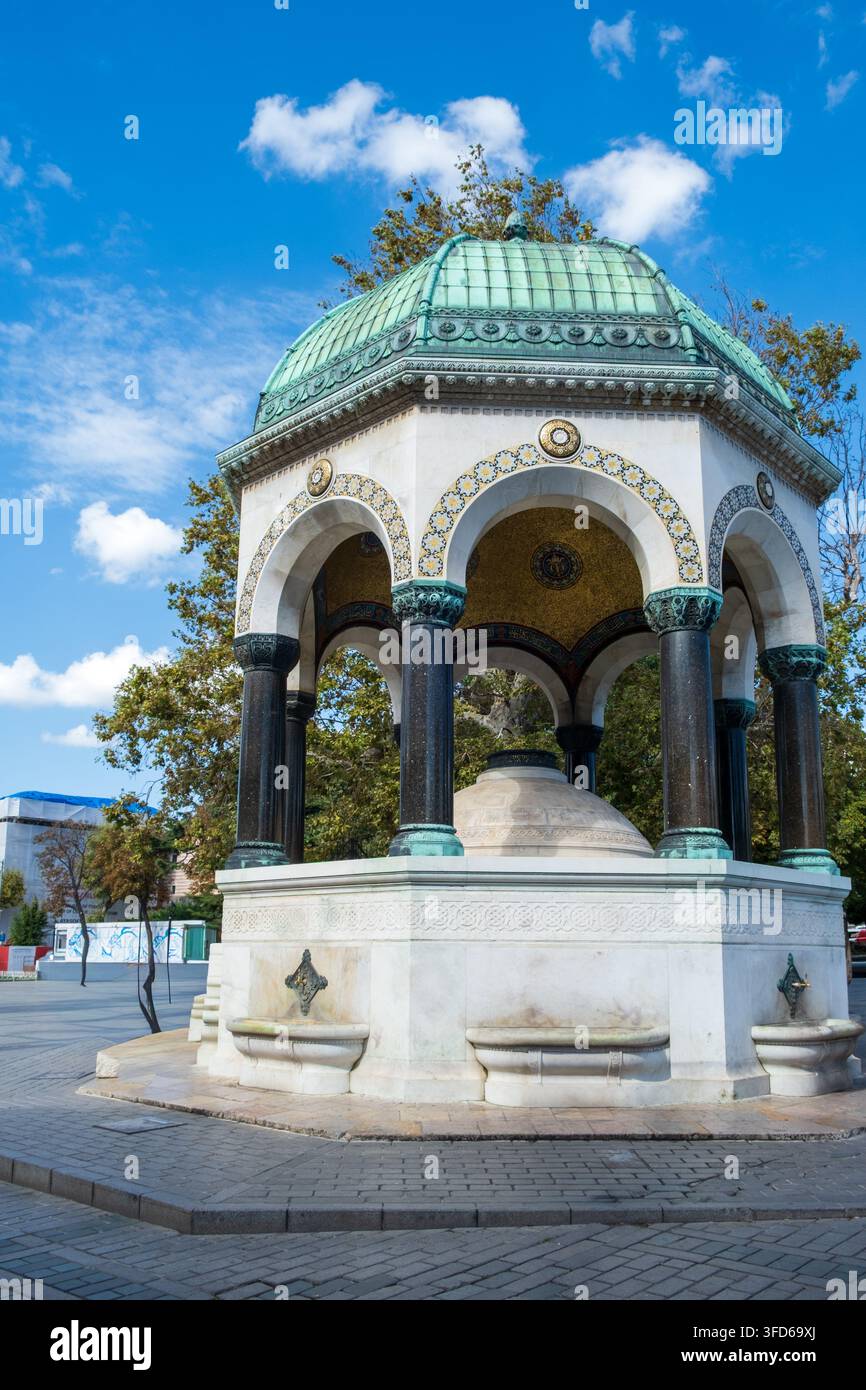 Un dôme vert coiffe le mémorial de pierre Banque D'Images