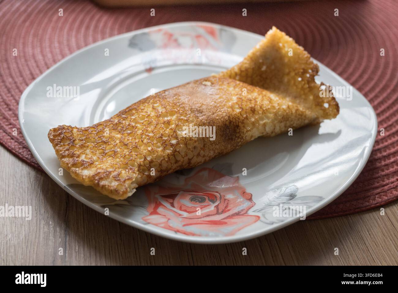 Crêpes roulées à la garniture au fromage. Banque D'Images