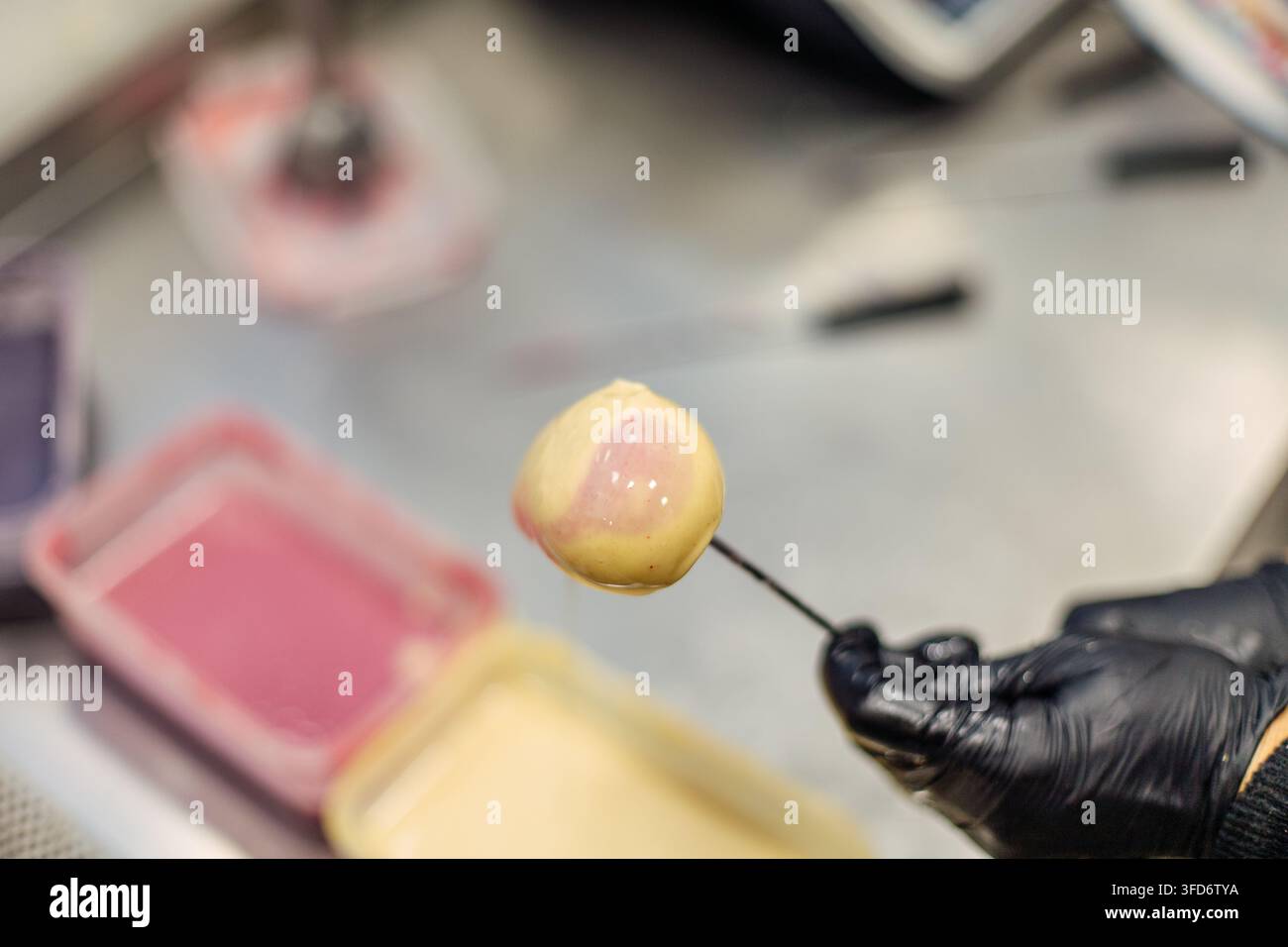 Processus de préparation de desserts en mousse en forme de mangue Banque D'Images
