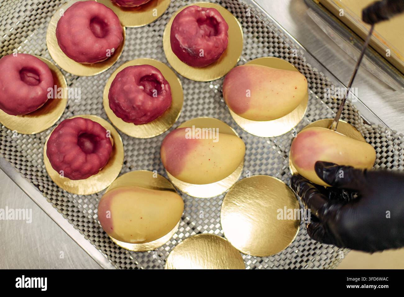 Desserts en mousse en forme de mangue et de framboise Banque D'Images