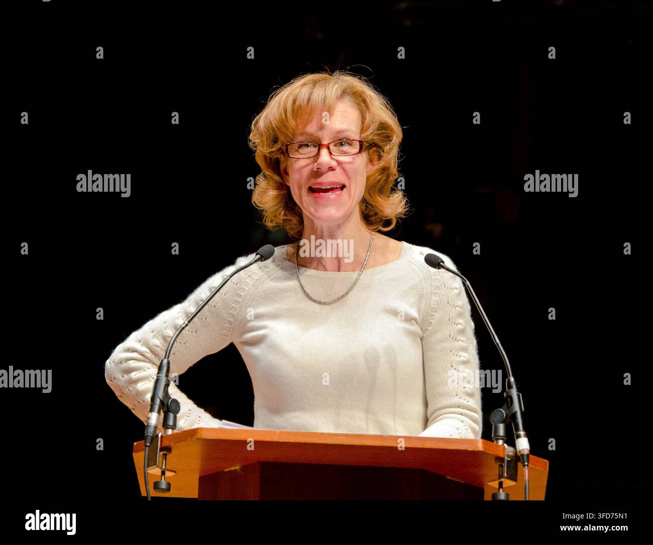Juliet Stevenson (narratrice) répétant pour la première de SPINAL CHORDS (musique : Sally Beamish texte : Melanie Reid) à la Queen Elizabeth Hall, Southbank Centre, Londres SE1  10/02/2012 Banque D'Images