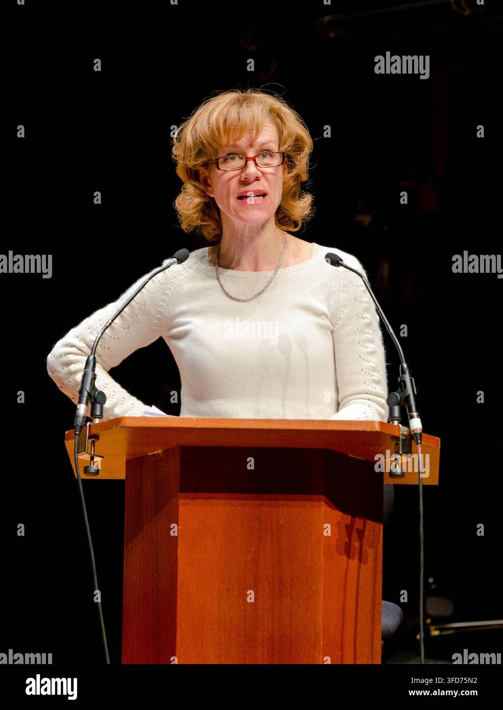 Juliet Stevenson (narratrice) répétant pour la première de SPINAL CHORDS (musique : Sally Beamish texte : Melanie Reid) à la Queen Elizabeth Hall, Southbank Centre, Londres SE1  10/02/2012 Banque D'Images