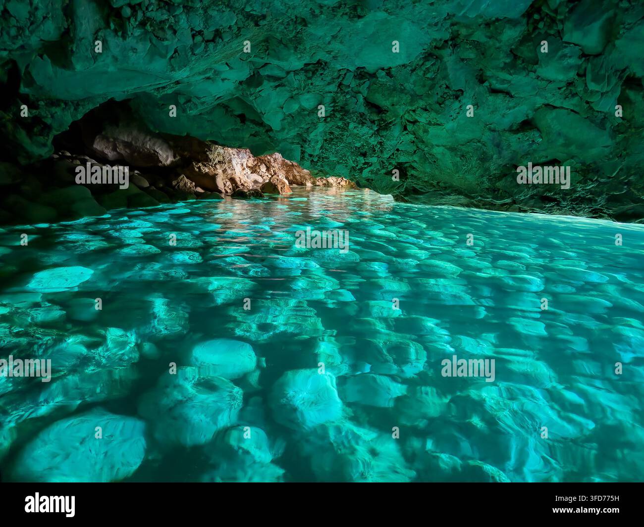 Grotte secrète. La Grotte Bleue en Albanie est une merveille naturelle envoûtante connue pour ses eaux azur vives et ses formations rocheuses époustouflantes. - Image de stock capturée avec un smartphone