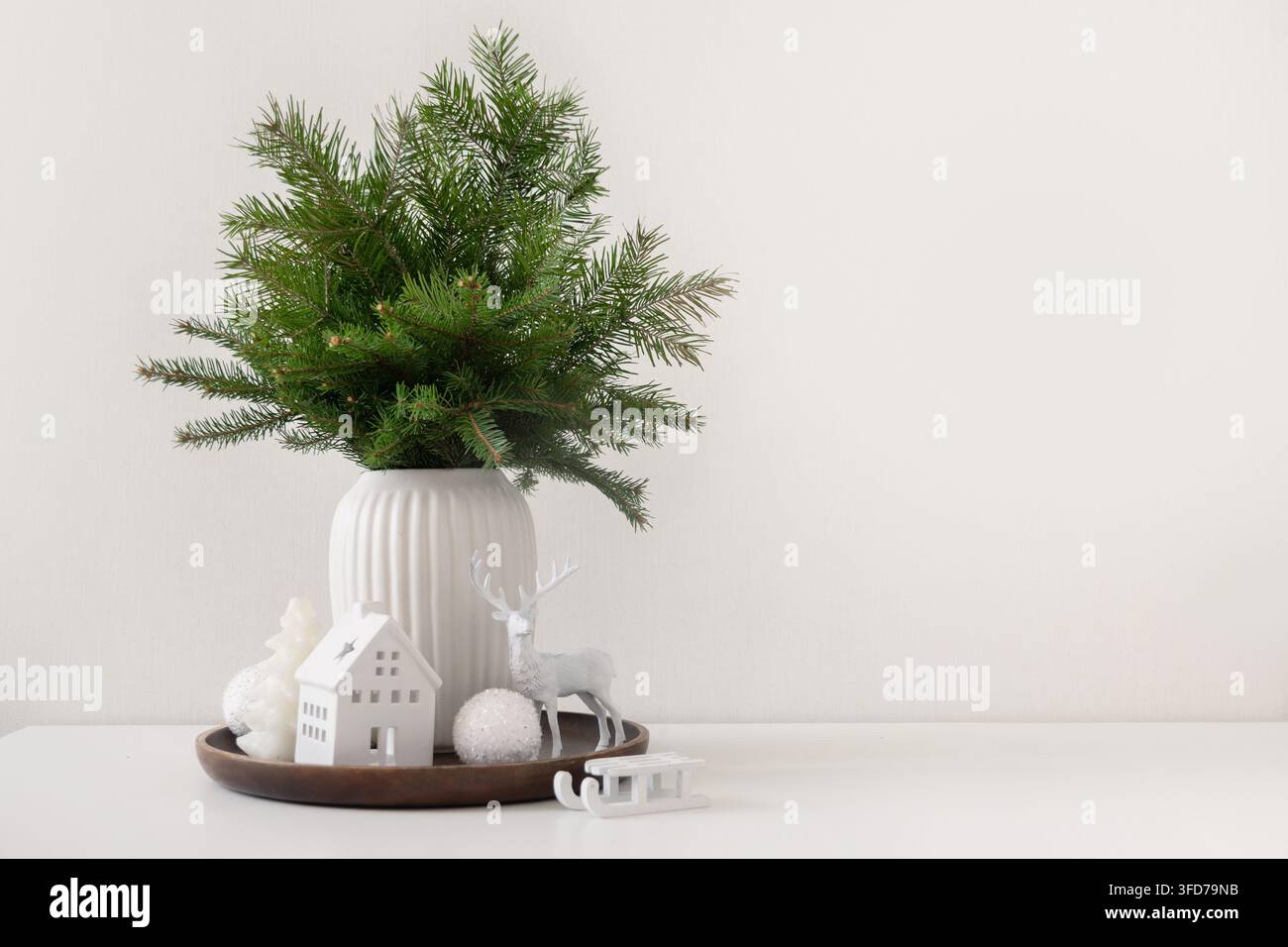 Décoration de Noël minimaliste avec des branches de sapin et espace de copie Banque D'Images