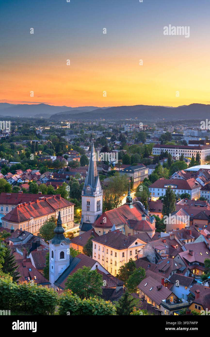 Ljubljana, Slovénie vieille ville paysage urbain au-dessus de l'église de membres James à l'heure d'or. Banque D'Images