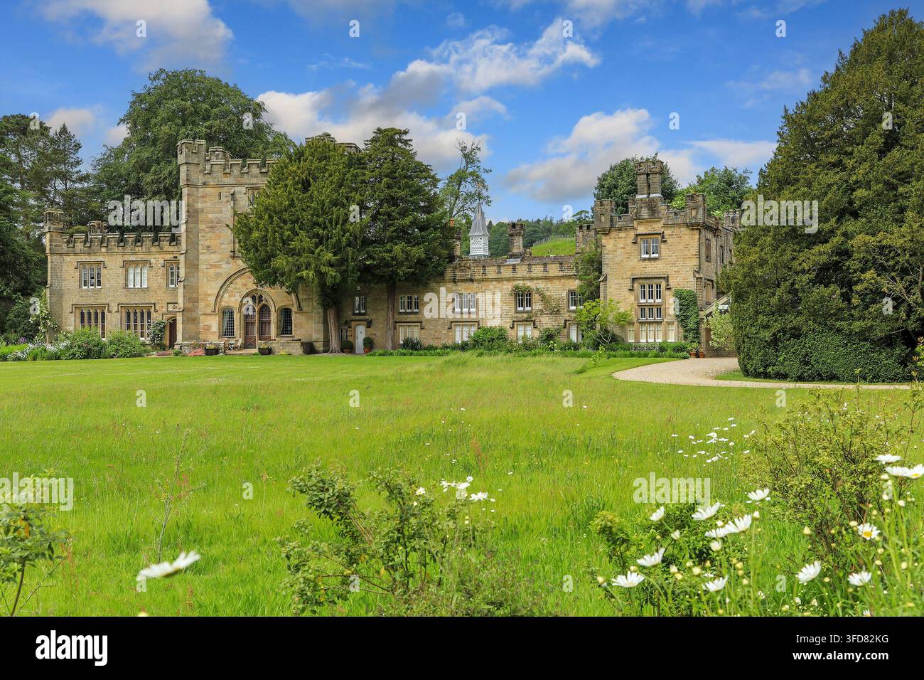 Bolton Abbey Hall, construite entre 1325 et 1374 en tant que porte du prieuré de Bolton, aujourd'hui une propriété de location de luxe exclusive, Bolton Abbey, Angleterre, Royaume-Uni Banque D'Images