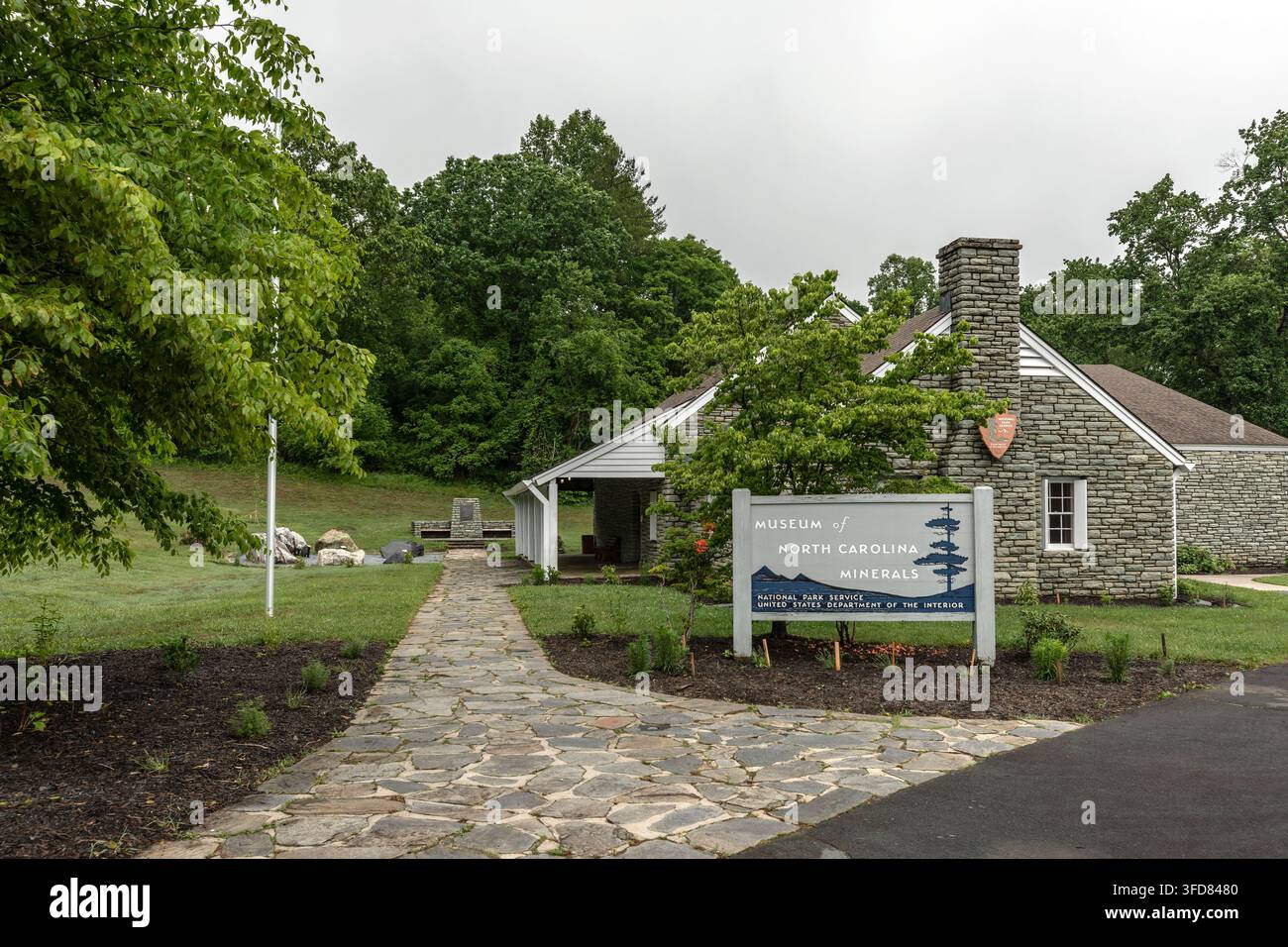 Panneau du National Park Service pour le Musée des Minéraux de Caroline du Nord à côté d'un chemin de pierre au point kilométrique 331 sur le Blue Ridge Parkway, Caroline du Nord Banque D'Images