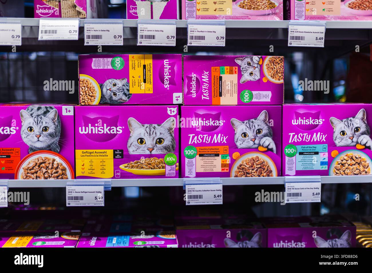 Boîtes de nourriture pour chat Whiskas colorées sur les étagères du supermarché Banque D'Images