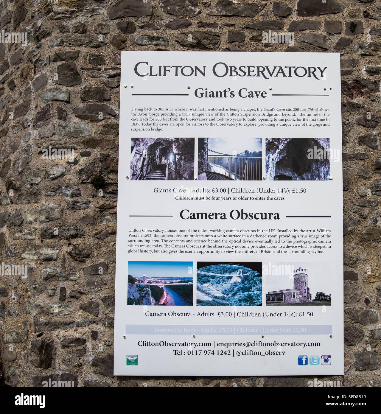 Panneau d'information de l'observatoire de Clifton sur la Grotte du Géant et le Camera Obscura monté sur un mur de pierre Banque D'Images