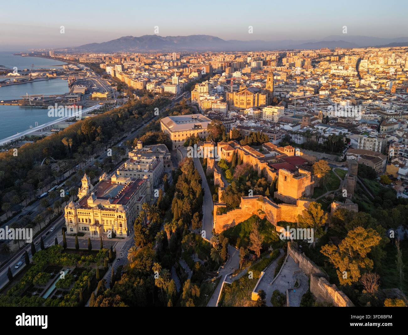 Vue aérienne ensoleillée de Malaga, Espagne, avec la forteresse de l'Alcazaba, la cathédrale et l'hôtel de ville de Malaga à côté du Parque de Malaga, le port, mettant en vedette des ci ensoleillés Banque D'Images
