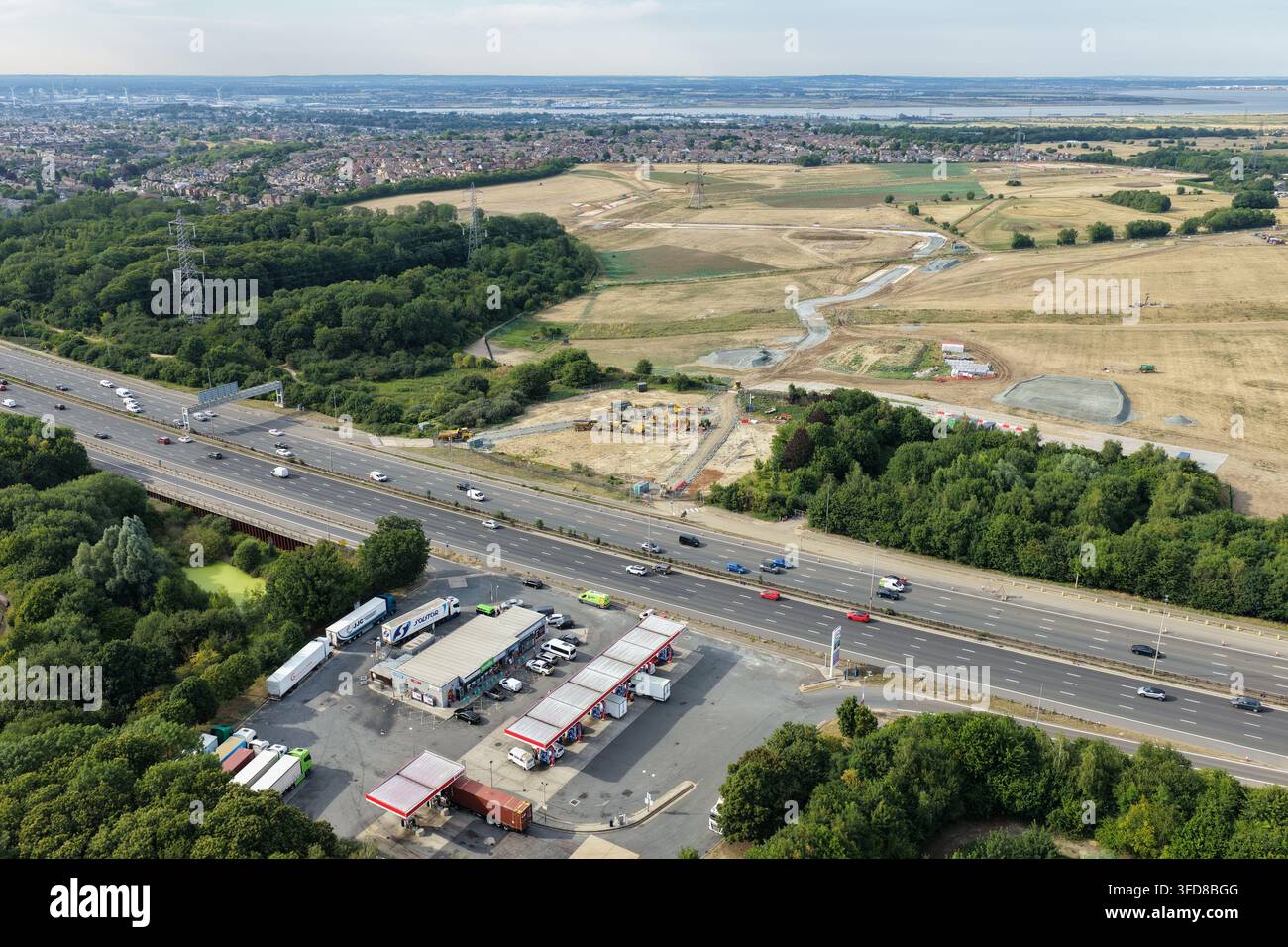 Vue aérienne des travaux de construction du Lower Thames Crossing à côté de l'A2 à Gravesend East, Kent, Angleterre, Royaume-Uni, 10 juillet 2026 Banque D'Images