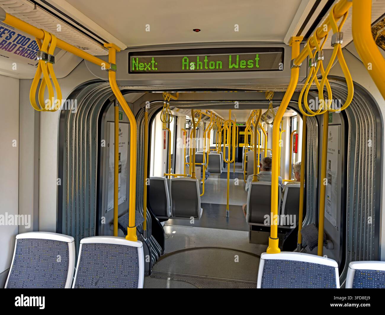 Intérieur d’un tramway Bee Network Metrolink se dirigeant vers l’ouest et quittant Ashton-under-Lyne, Greater Manchester. Banque D'Images