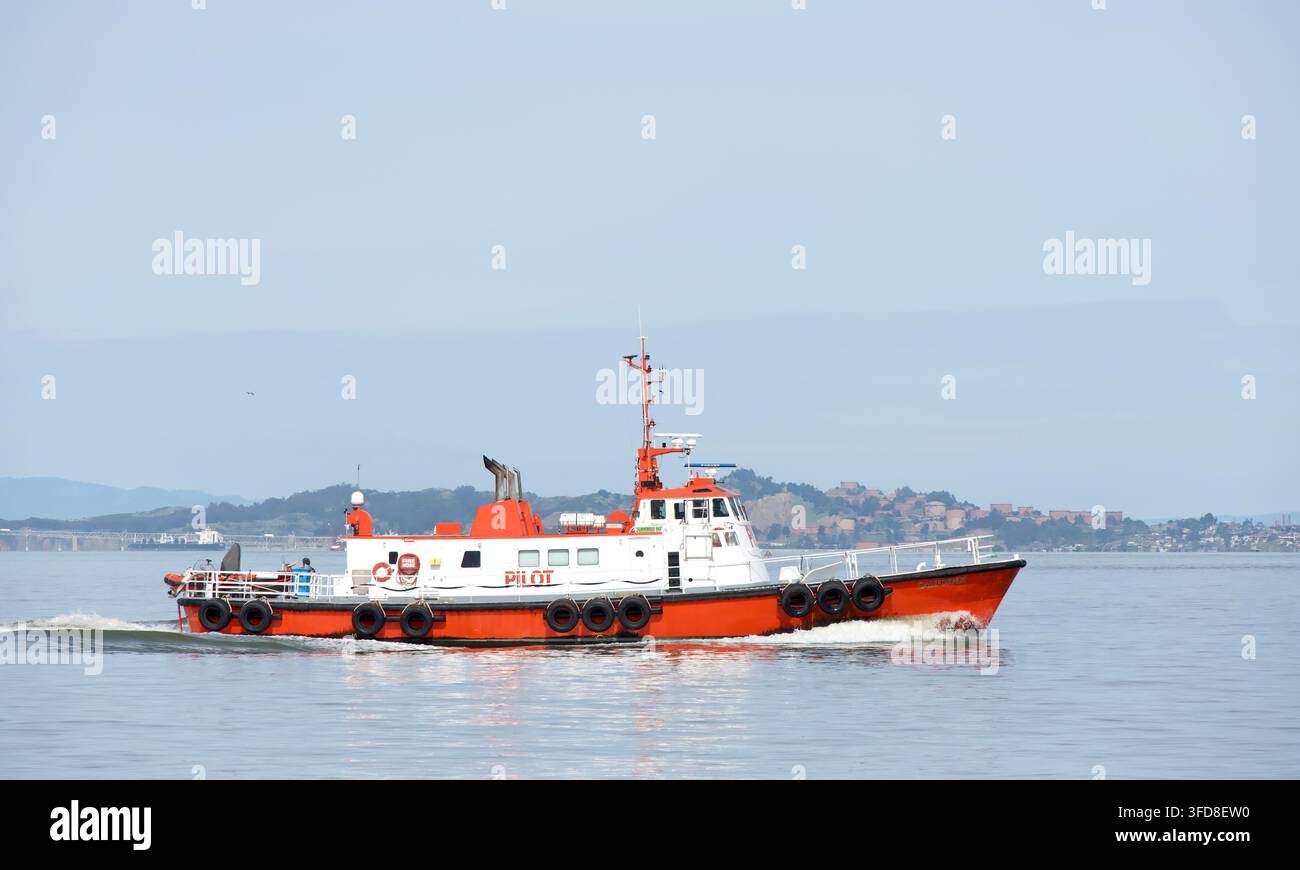 San Francisco, CA - 18 févr. 2025 : navire pilote CALIFORNIA dans la baie de San Francisco. Banque D'Images
